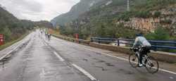 Ciclistas ascendiendo bajo la lluvia en el Puerto de Somport 