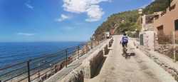 Ascenso al Coll d'en Claret con vistas al mar 