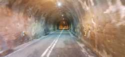 En el interior del túnel de Cotefablo por Biescas