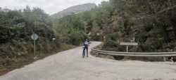 Comenzando la ascensión a Morró Blau desde el Embalse de Guadalest 