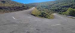 Ascenso al Puerto de La Rasa en el Valle de Iregua, ciclistas en plena ruta montañosa  