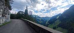 Fotografía: Ascendiendo por las curvadas laderas del Jaunpass en Suiza y disfrutando sin más