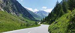 Espectaculares vistas en la carretera hacia Nufenenpass en Suiza