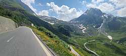 Gu-a-u por la carretera del Nufenenpass en Suiza