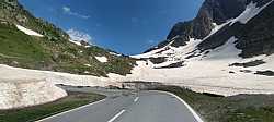 Y empieza la nieve en la Ascensión al Nufenenpass en Suiza
