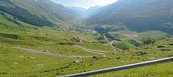 Curvas de Herradura (ya pasadas en el valle) en la Ascensión al Furkapass, Suiza