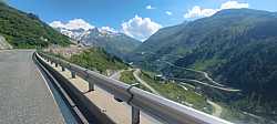 Curvas del Grimselpass entre Montañas Verdes y Nevadas, ya se ve lejos la salida