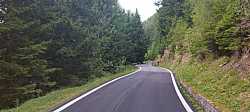 Buena carretera pero dura la ascensión al Passo del Mortirolo, Italia