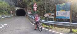 Entrada al túnel en la ascensión a La Farrapona desde Veigas