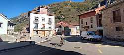 Ciclismo en el Encanto Rural de Valle de Lago, Asturias, arrancamos puerto