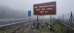 Bicicletas junto al cartel del Alto del León en día de niebla, da para ver poco más, la verdad