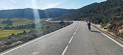 Ascenso por carretera recta y paisajes verdes en Los Degollaos, laaaargo