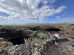 Explorando la cueva de los verdes en Lanzarote, desde la bici, eso sí