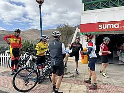 Tomando un descanso frente a un supermercado, agua, que fuentes en la isla hay pocas