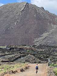 Ciclismo entre paisajes volcánicos en Lanzarote