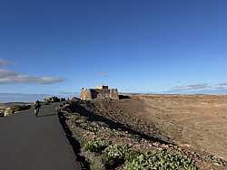 Ciclista en camino hacia el Castillo de Santa Bárbara
