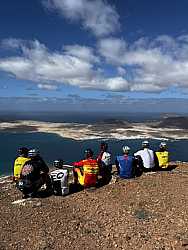 Contemplando La Graciosa desde un Acantilado en Lanzarote