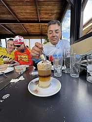 Disfrutando de un barraquito en compañía de amigos ciclistas