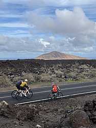Siempre hay ciclistas recorriendo el paisaje volcánico en Lanzarote