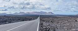 Mires donde mires en Lanzarote se ve lava y algún ciclista