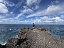 Contemplando el océano desde el final de la lava