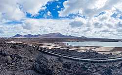 Paisaje volcánico en las Salinas de Janubio