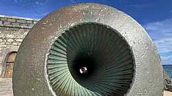 Perspectiva de un Cañón Antiguo en el Castillo de San Gabriel en Arrecife, Lanzarote