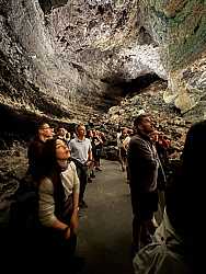 Asombrados explorando las maravillas de la cueva de los verdes