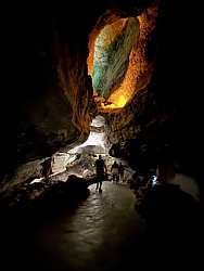 Cueva de los verdes, caminando por su interior