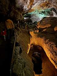Exploración en un túnel volcánico iluminado de la cueva de los verdes