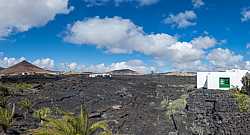 Paisaje Volcánico en Lanzarote con las clásicas casas blancas y conos volcánicos