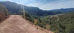 Carretera Solitaria con Vistas al Valle en el Castillo del Buey Negro