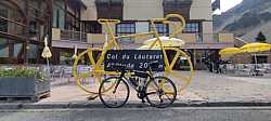 Fotografía: Mi bici se queda enana junto a la bici gigante del Col du Lautaret a 2060 metros