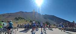 Fotografía: Abarrotado de ciclistas en la Cima del Puerto de Izoard con Sol Radiante