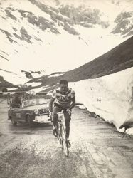 Antonio Suárez, un ciclista mítico de otra época subiendo el Stelvio