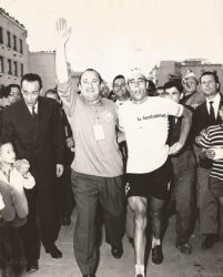 Antonio Suárez enfundadose la maglia rosa