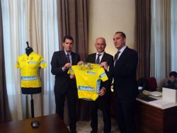 Ángel Casero durante la presentación de mallot vuelta CV con el banco de sabadell