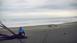 Fotografía: Las olas no acompañan a Atila en su viaje surfero por NZ
