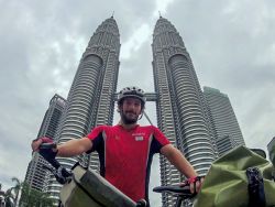 Tras 200 días en ruta @XaviNarro llega a las torres Petronas