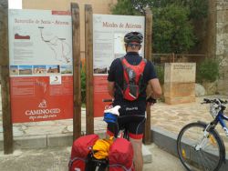 Cicloturista observa los carteles del @caminodelcid