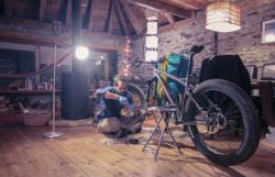 La Fat Bike de Juan Sisto siendo reparada