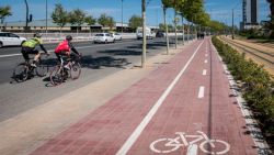 Ciclistas circulando por la carretera