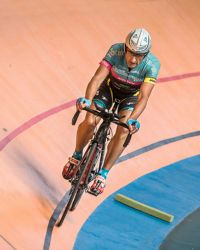 Carles Nebot en el velódromo Luis Puig superando récords