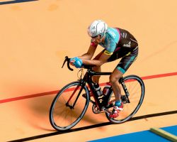 Fotografía: Carles Nebot superando el récord de 1000km en velódromo