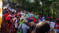 Muchos aficionados animando en Mas de la Costa para ver el final de etapa