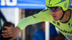 Alberto Contador se prepara para salir en la crono