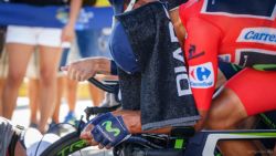 Nairo Quintana bajo una toalla calentando para la CRI
