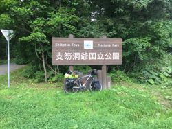 Parque Shikotsu toya en Japón con David y su bicicleta