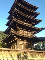 Pagoda de madera en Japón con Milana, la bici de David