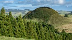 Cráter de un volcán en las Azores, ruta de misterios negros